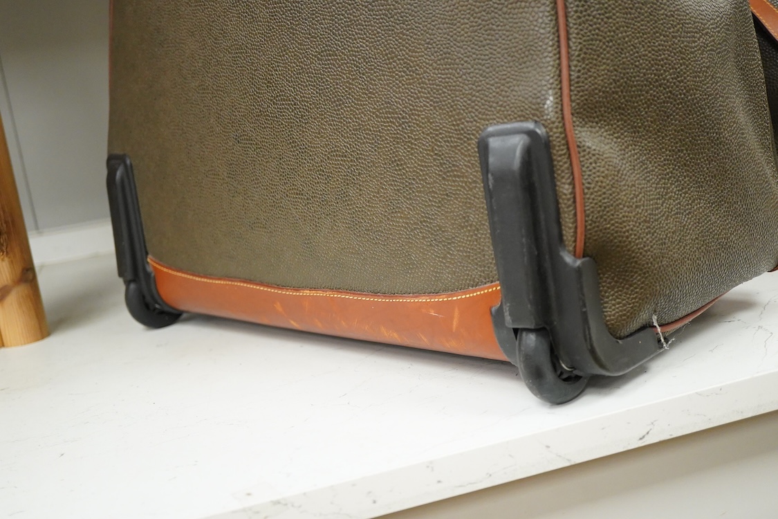 A Mulberry scotch grain leather holdall / suitcase and shoulder bag, largest 60cm high